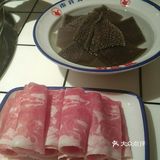 新鲜的脆毛肚，血红的鸭血，趴在沙冰上的鸭肠