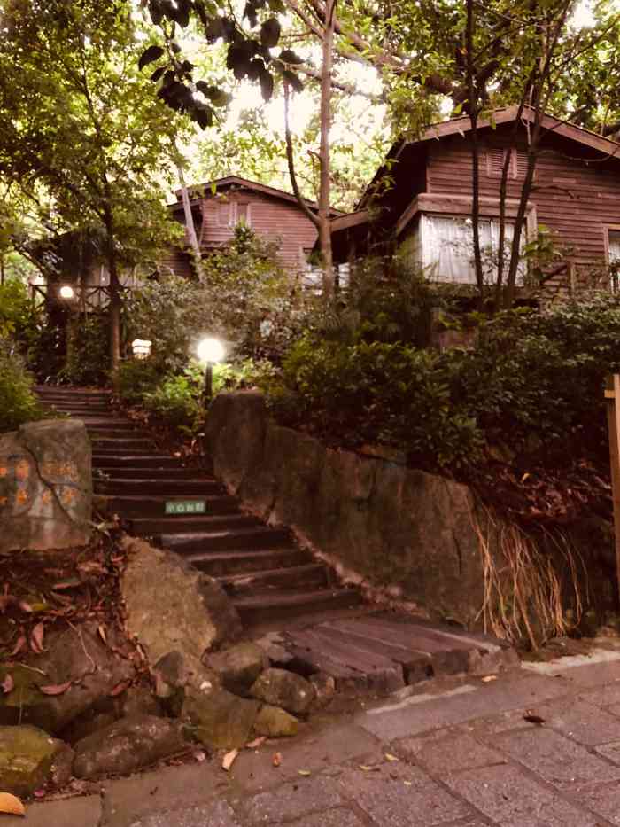 青青世界酒店"位置很好,在南山上.酒店硬件软件都实在太.