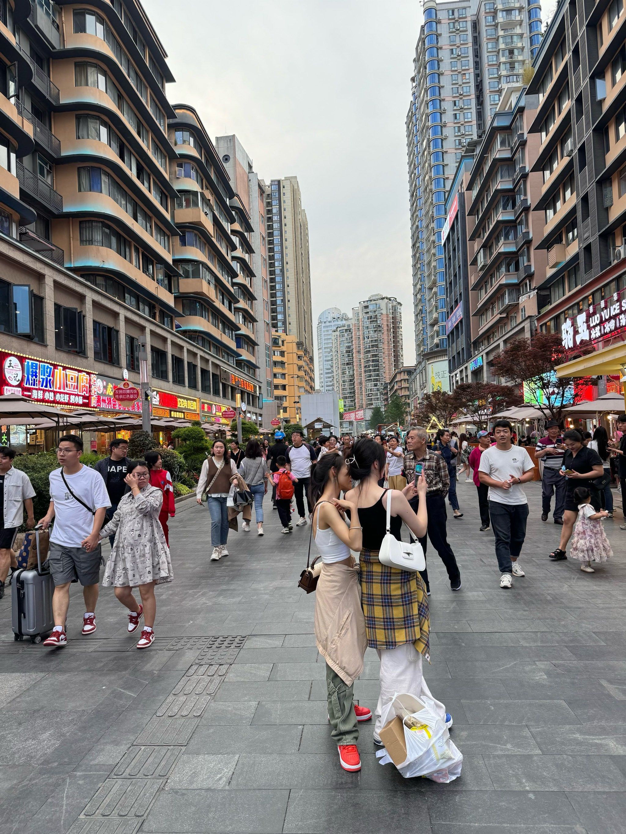 贵阳这条街.去不了一点点.😰😰😰