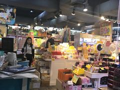 -曼谷四叶草彩妆&纪念品  (chitlom)