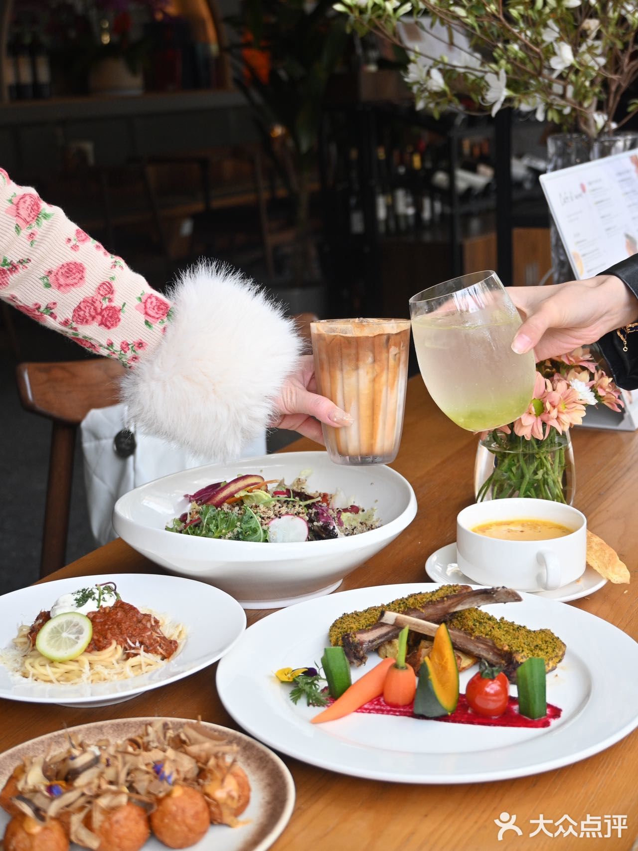 和闺蜜是下午去的，点了咖啡️、气泡水和西餐