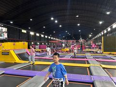 -嘿哟动霸CHUA·新潮玩运动娱乐中心·蹦床滑冰团建乐园