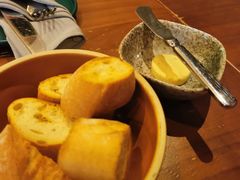 餐前面包配自制黄油-Laures·月桂西班牙碳烤餐厅(十尚坊店)