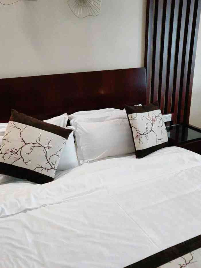 麦家酒店-"在海创园那儿,早上过去真是红灯多到不行,.