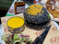 芝士瀑布牛肉汉堡-肥韬香港茶餐厅(上海首店)