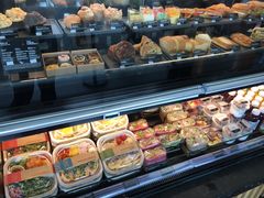 面包甜点陈列柜-星巴克(浦东机场T2到达店)