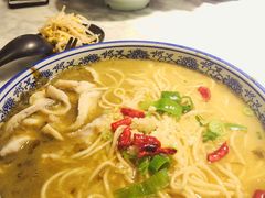 老坛酸菜黑鱼面-轻捞慢起面馆(新世界百货店)