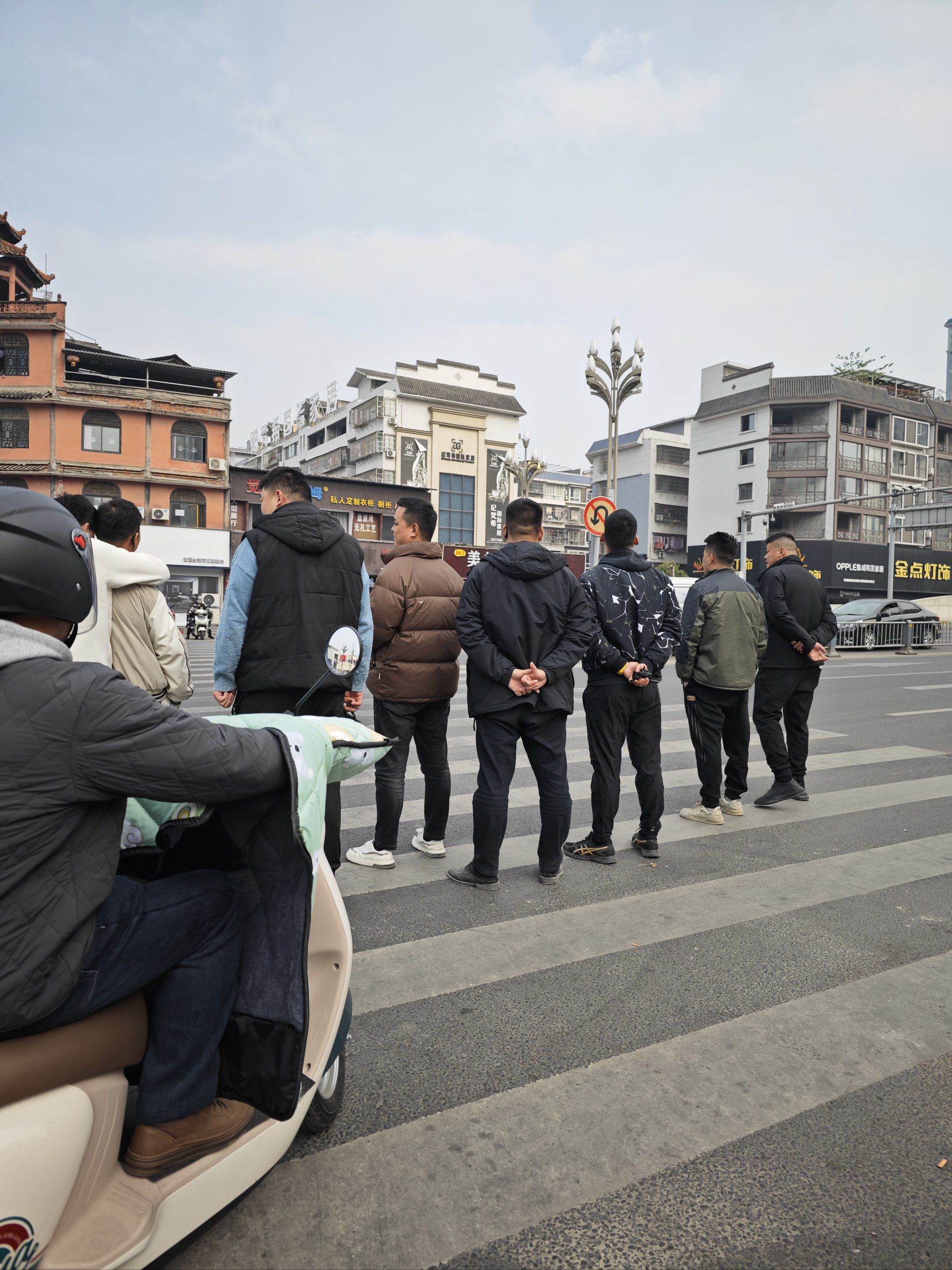 一群山东大汉站前面的身高压迫,哈哈哈
