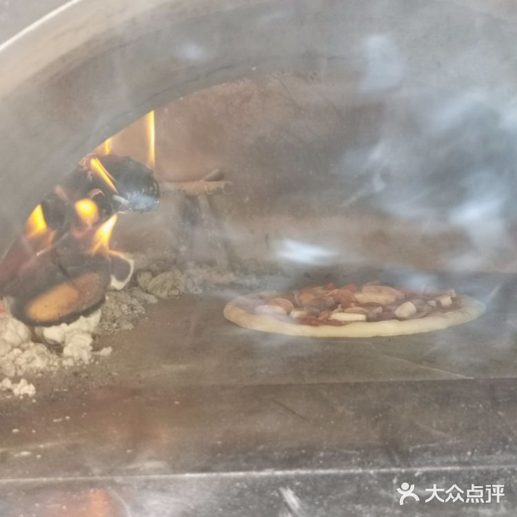 不一会儿我们的晚餐就上了桌。这家店已经开了十年