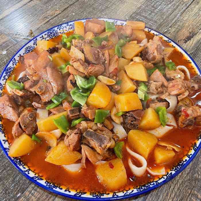 火焰山新疆美食-"[薄荷]环境:谈不到干净,但不脏,桌椅.