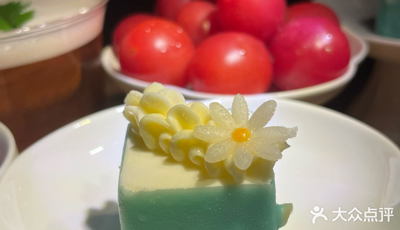 灯光茶香伴，玻璃盏倒影