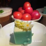 灯光茶香伴，玻璃盏倒影