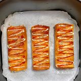 空气炸锅180度正反各10分钟。挤上沙拉酱、番茄酱