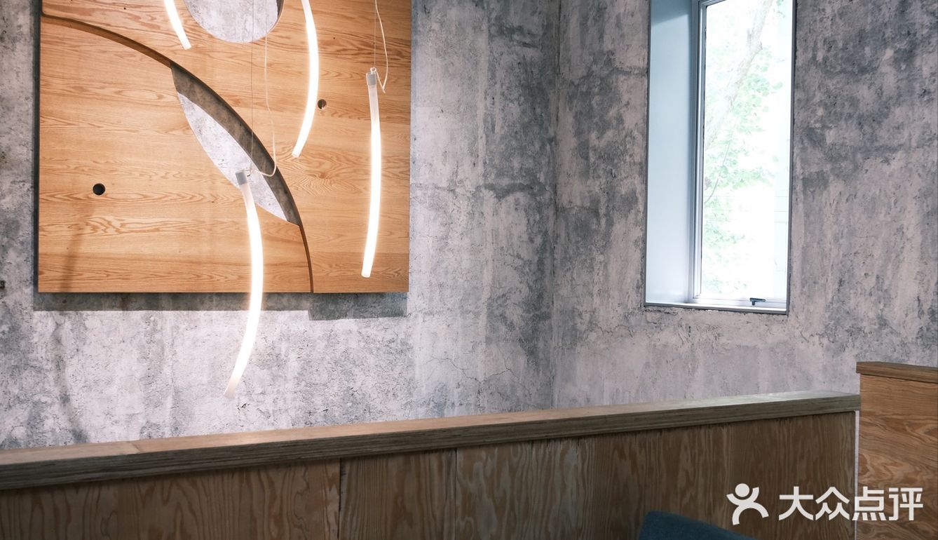 这是一家开业还不到一年的新店，却吸引了无比多