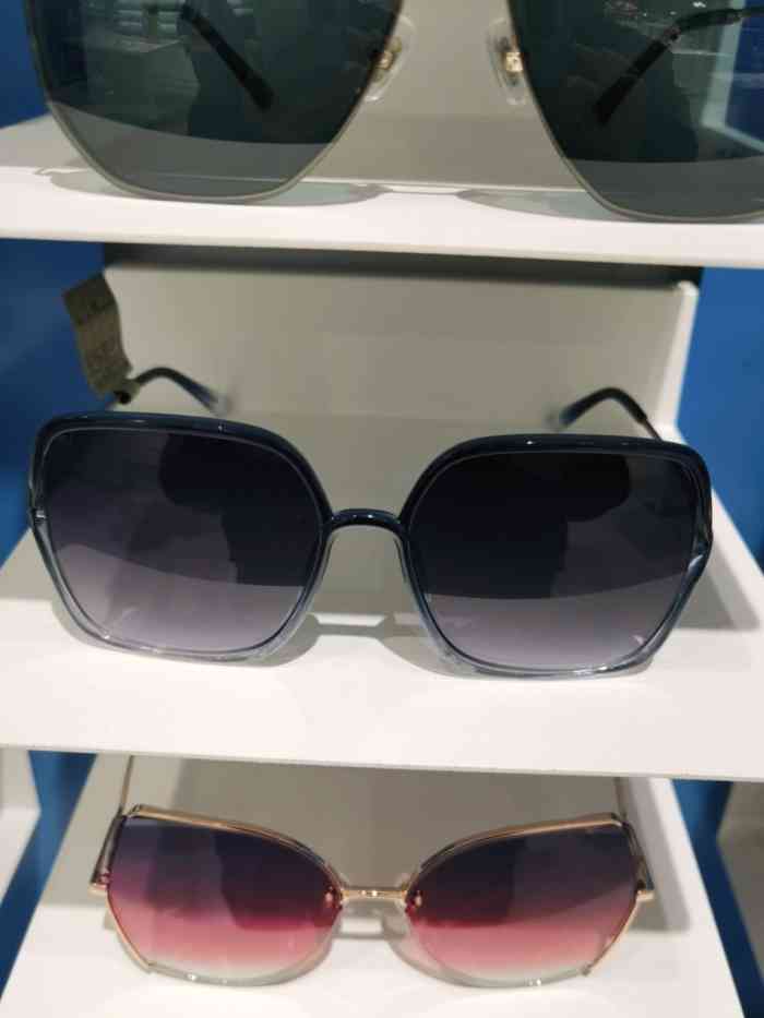 打分 环境好,小姐姐验光好技术好,服务态度好眼镜款式好!下次再来!