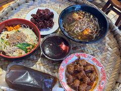 -爆炸头阿姨小四川正宗川味小吃(无任何分店)