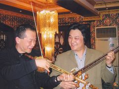多才多艺的老板与谭盾老师在店内交流-东方亚克西餐厅(西康路店)