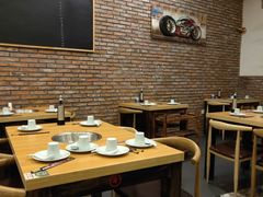 大堂-超越炭火牛蛙火锅鸡(河东店)
