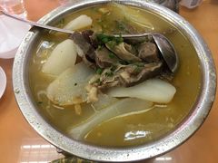 牛腩萝卜汤-堤角王师傅牛骨头