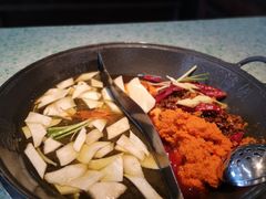 菌菇鸳鸯锅-鸿姐老火锅(疁城新天地店)