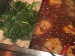 -老牌坊云南鱼豆花火锅(嵩山店)