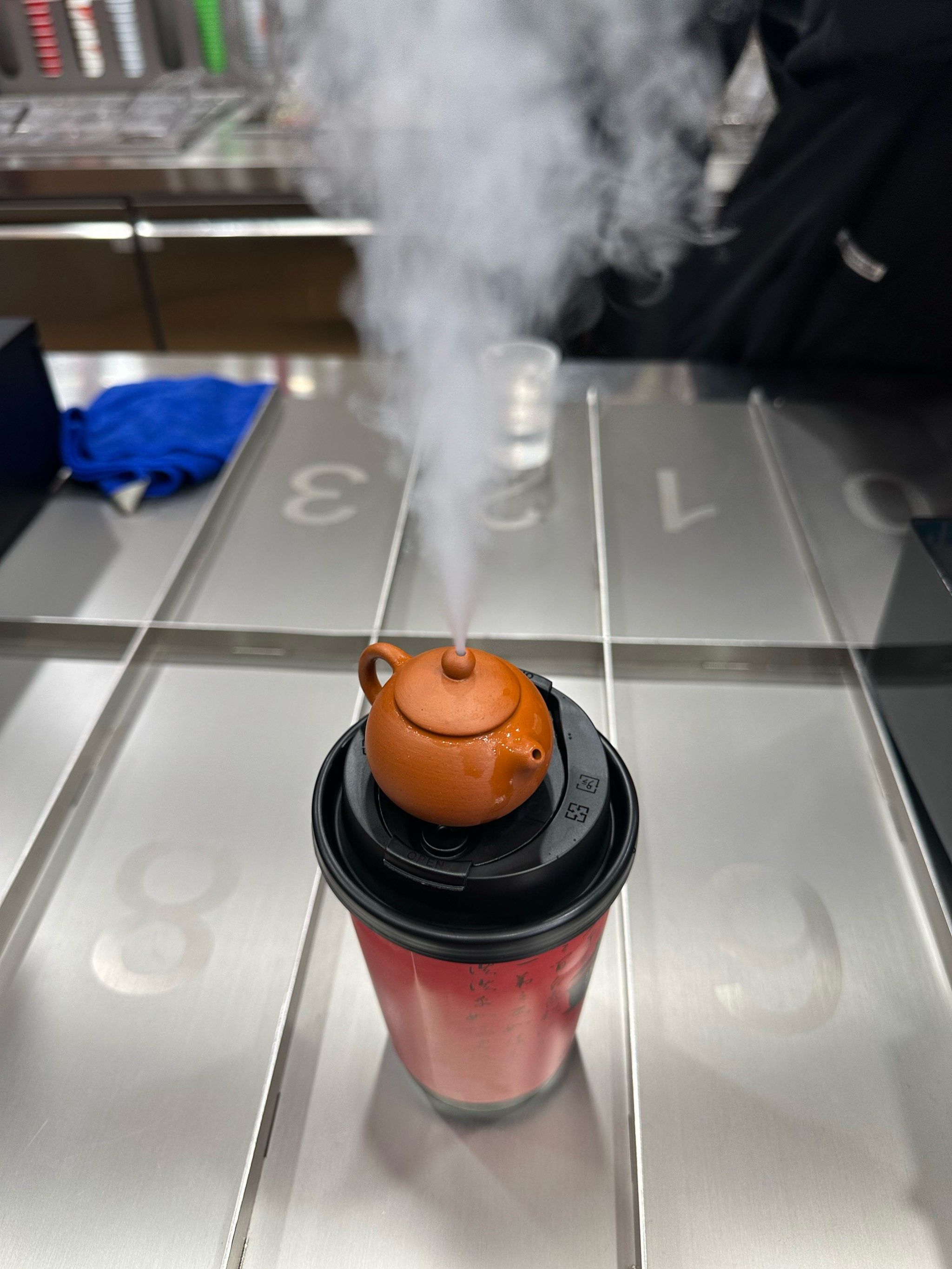 这家店有个特色的紫砂壶奶茶,浇下去呲呲冒白气,不知道网上火的那个是