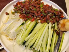 孜然羊肉松配京葱及自制薄饼-港丽餐厅(高德置地店)