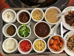 制作沾水的调料-朝伟清真铜瓢牛肉馆(三十年老·店)