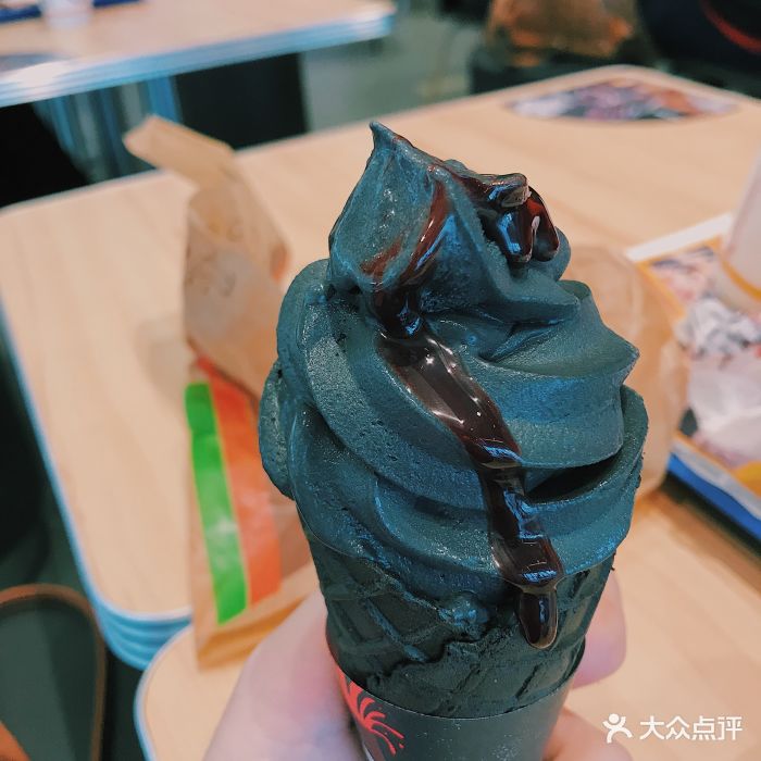 汉堡王(大融城店)酷黑火山华夫冰淇淋(黑芝麻)图片 