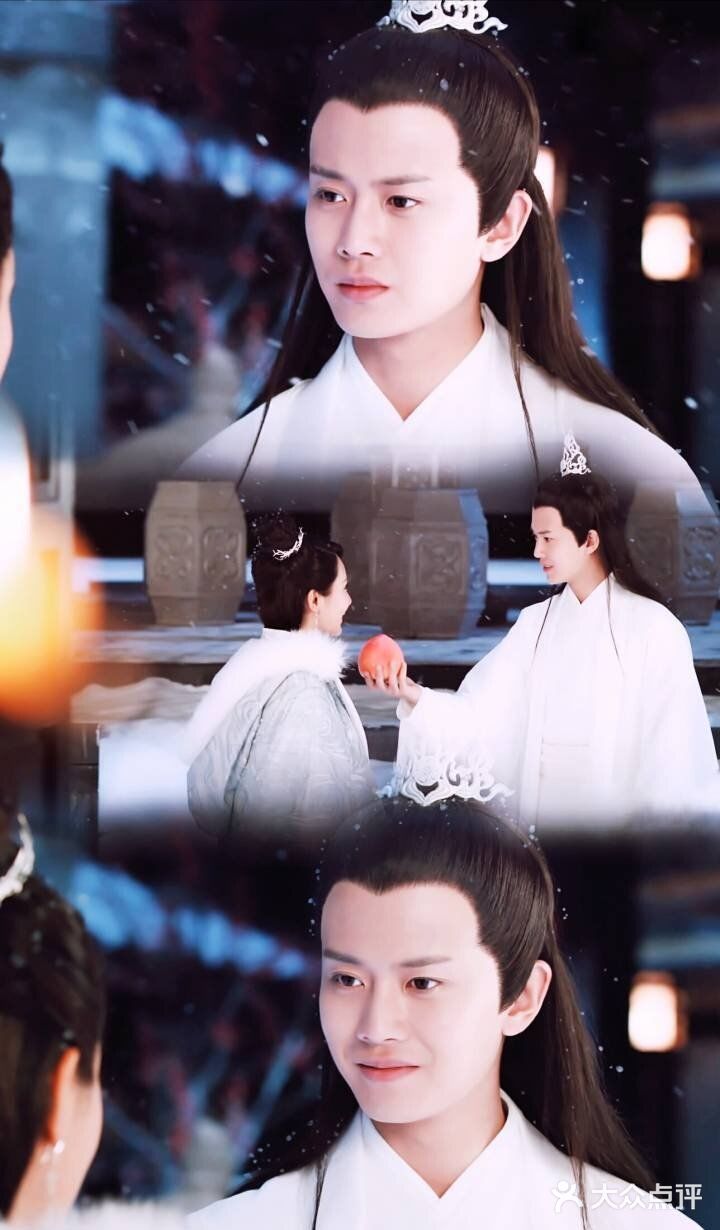 浪漫的雨中漫步，甜蜜的额头吻