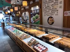 面包甜点陈列柜-南宋胡记(杭州河坊街店)