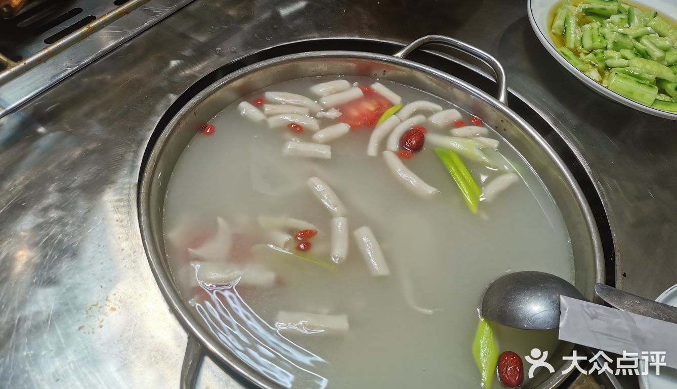 足矣。因为羊杂被炖成了一锅汤，蔬菜自助，巴巴适适