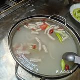 足矣。因为羊杂被炖成了一锅汤，蔬菜自助，巴巴适适