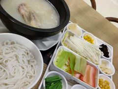 招牌原汤云南壮鸡过桥米线-花馬肆.云南过桥米线(汉神购物广场现场熬汤店)