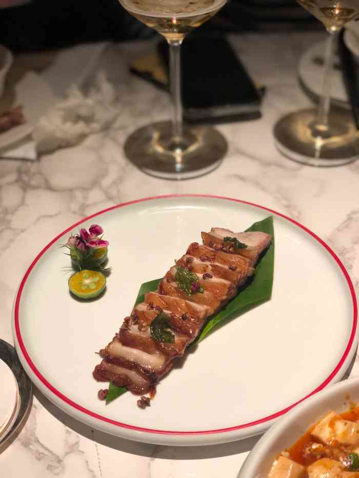 花醉法式川菜音乐餐厅-"晚上环境还不错,朋友一起小酒喝喝小天聊聊.