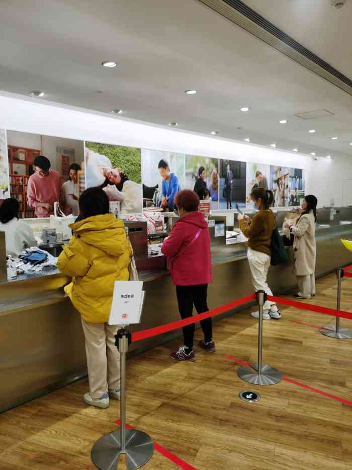 优衣库上海南京西路全球旗舰店