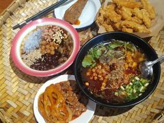-爆炸头阿姨小四川正宗川味小吃(无任何分店)