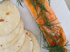 烟熏三文鱼配烤饺子皮和芥末籽酱-BOR Eatery(安福路店)