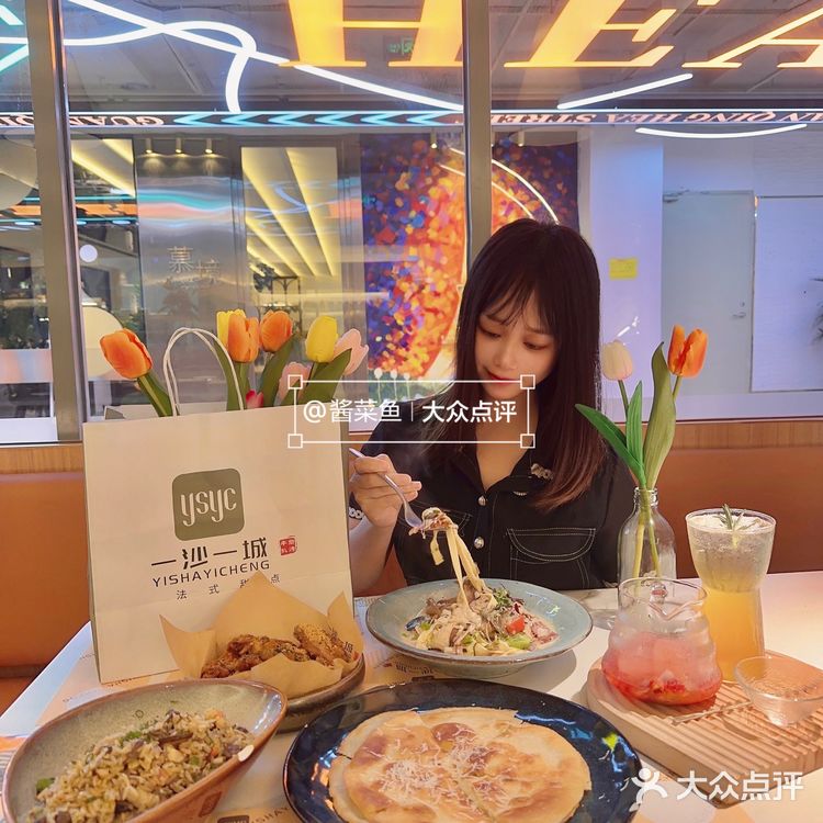 一起去满满的春日氛围感餐厅感受下郁金香🌷