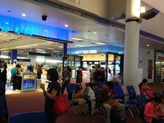 前方那个是欧莱雅专柜-王权免税店(清迈机场店)