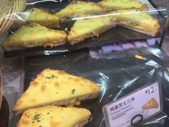 鸡蛋芝士三角-巴黎贝甜(龙之梦购物中心虹口店)
