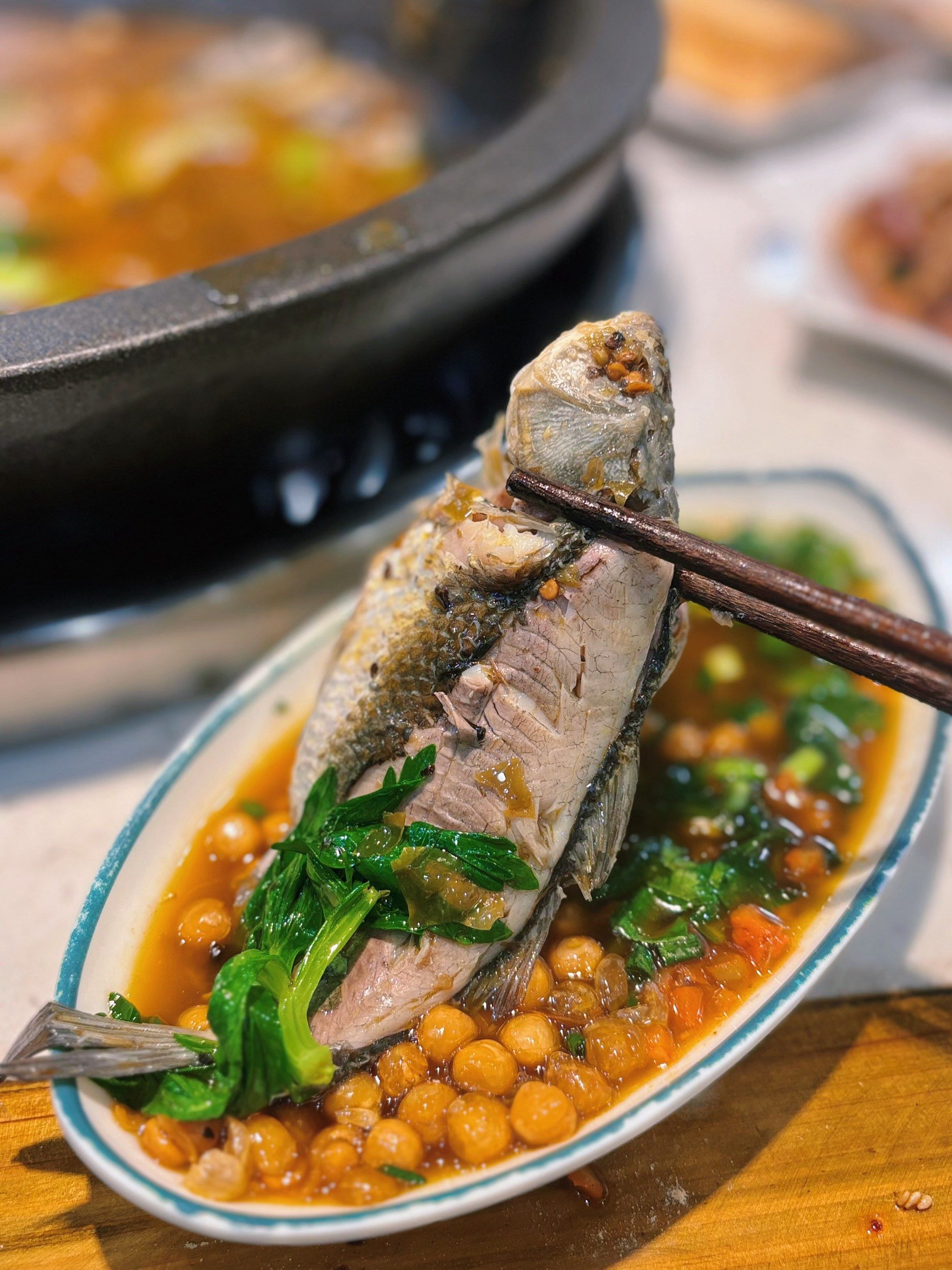 锅里还在咕咚咕咚冒泡
其实我个人不喜欢吃鱼
但这家鱼处理的很好