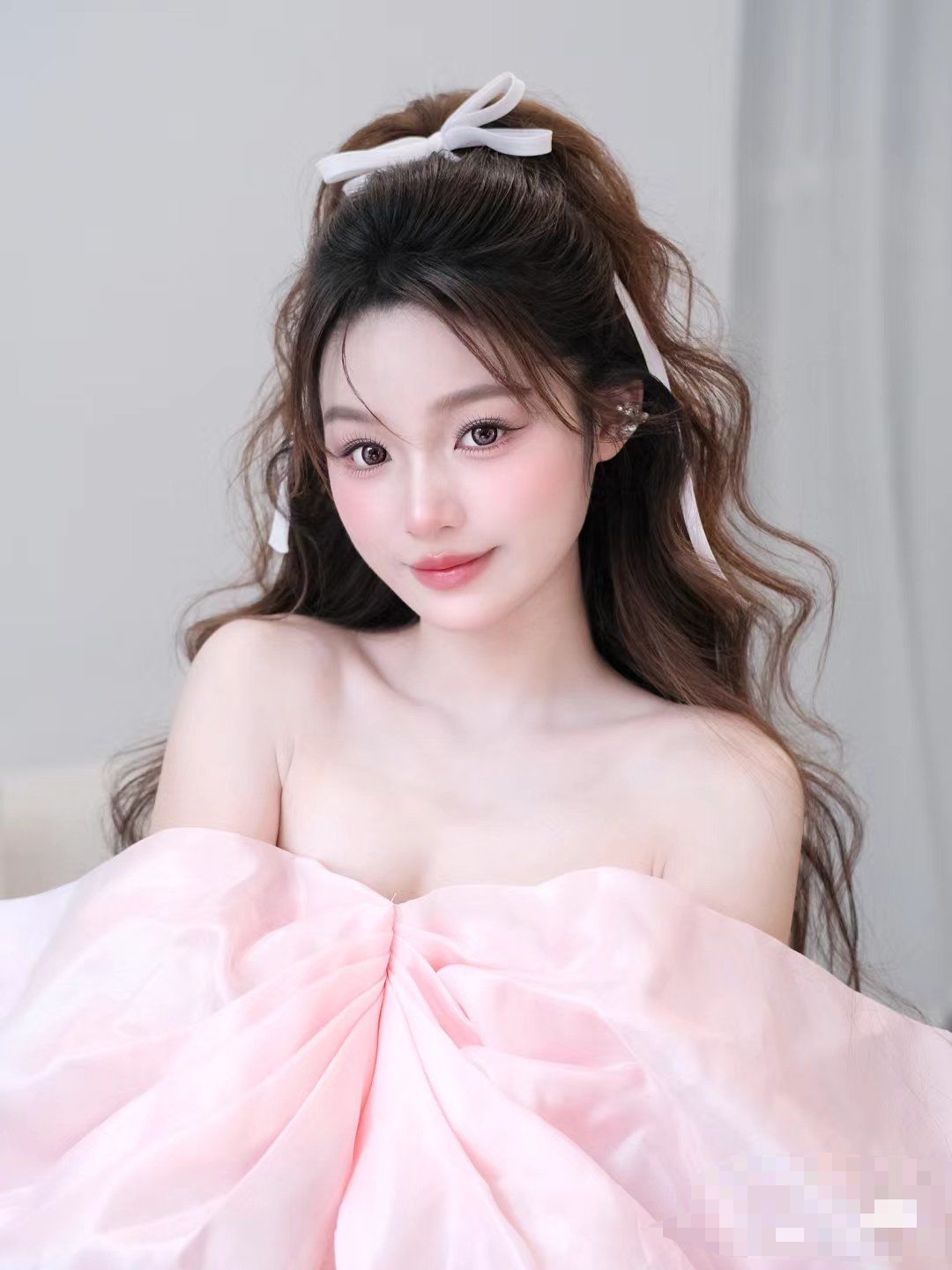 大波浪妆容尽显妩媚.精致眼妆深邃迷人,唇