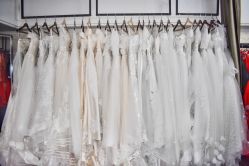 -爱伊人婚纱礼服美妆馆