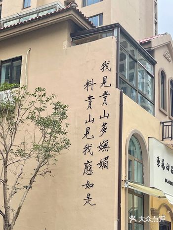 和朋友两次打卡了这里 甜品味道真的很不错 环境也非常