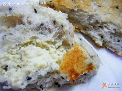 芝麻芝士面包里面的cheese-巴黎贝甜(大宁国际商业广场店)
