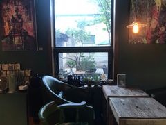 靠窗位-出走咖啡·面包(宋庄店)