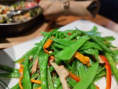 五彩花菇荷兰豆-云海肴·汽锅鸡·云南代表菜(天山百盛优客店)