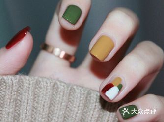 大红色的指甲在寒冷的冬天更适合一些