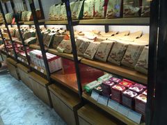 面包甜点陈列柜-胡兴堂中式糕点·伴手礼(老街三店)
